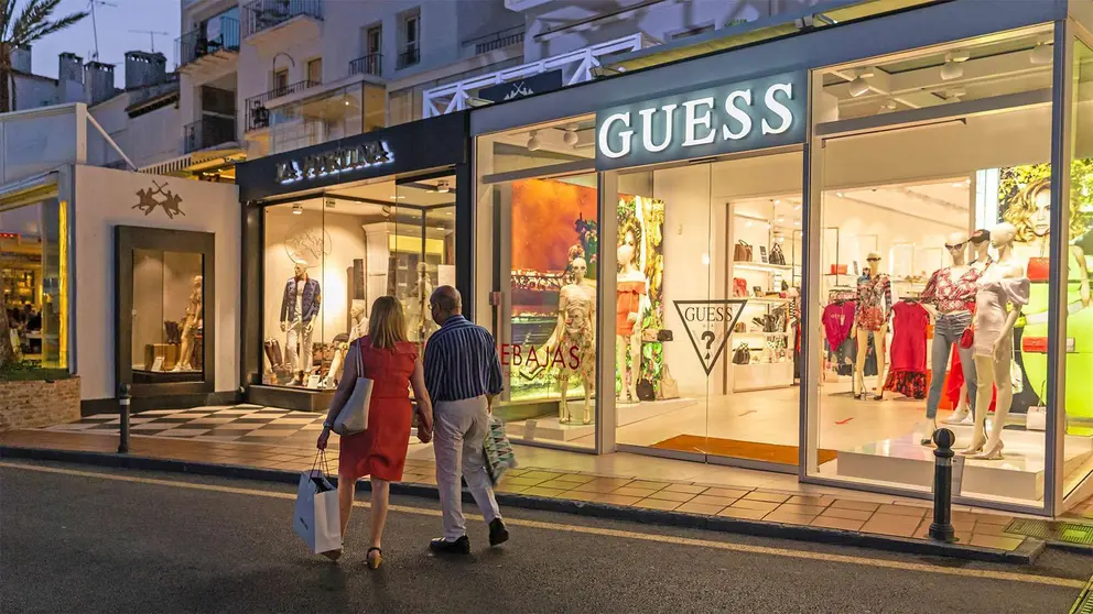 Tienda GUESS en Puerto Ban&uacute;s, Marbella