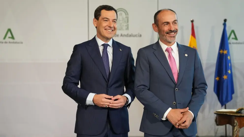 Juanma Moreno, junto al nuevo rector de la Universidad de Huelva Pepe Rodr&iacute;guez