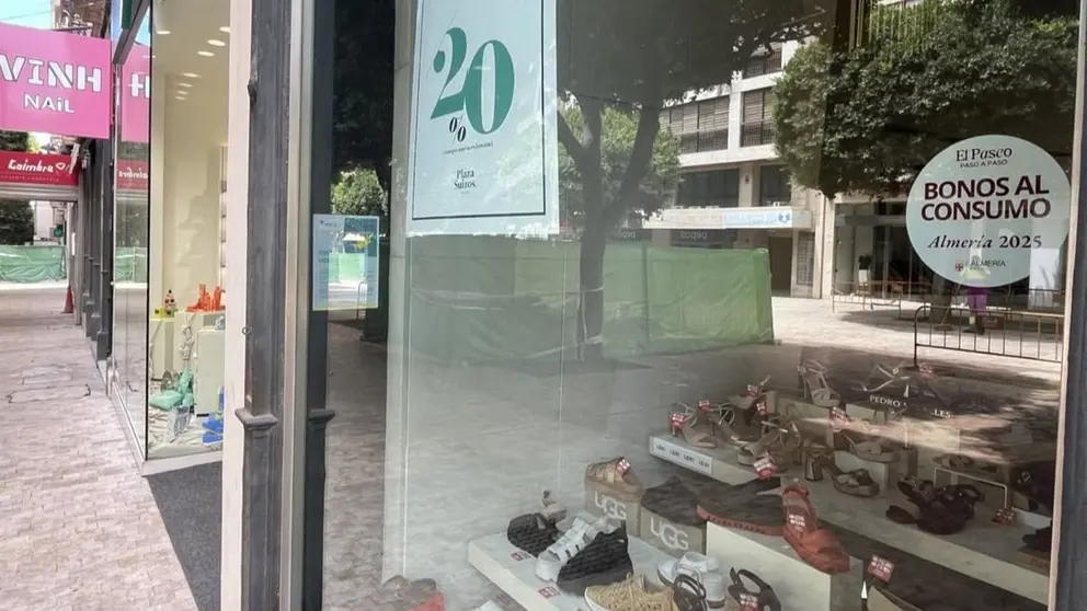 Uno de los comercios del Paseo de Almer&iacute;a con el cartel de la campa&ntilde;a 'Bonos al Consumo 2025'