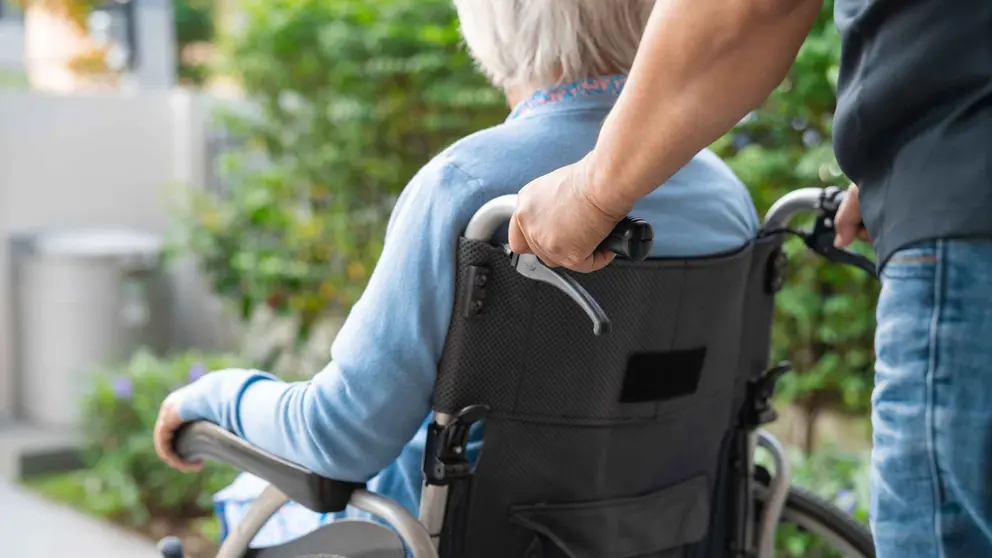 Una mujer en silla de ruedas