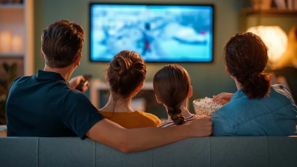 Familia viendo la televisi&oacute;n