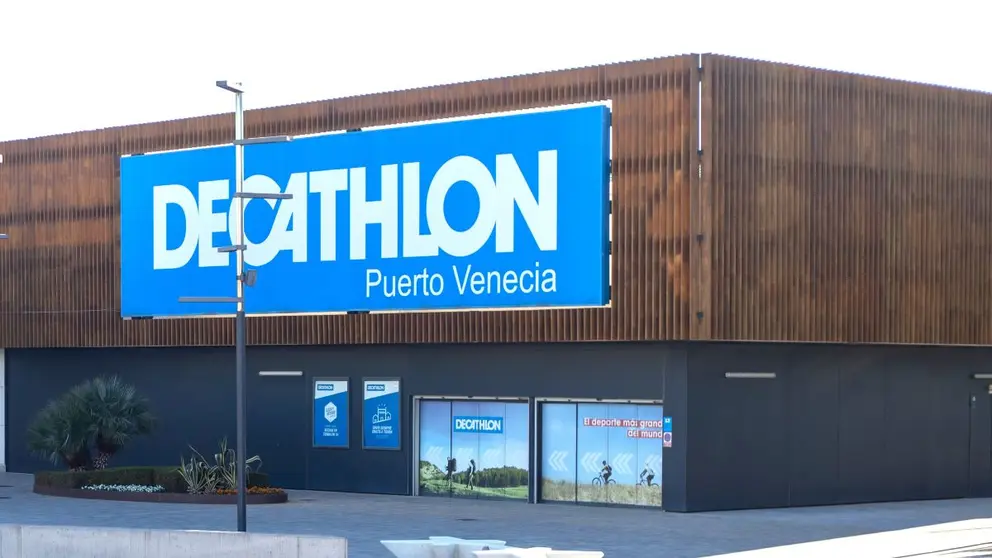Entrada de una tienda de Decathlon en Zaragoza