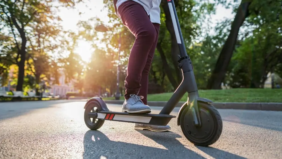 Imagen de archivo de un menor circulando en patinete el&eacute;ctrico