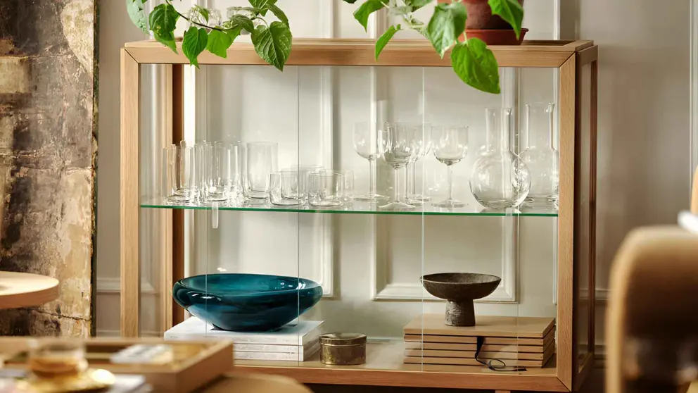 Mueble vitrina de la serie STOCKHOLM 2025 de Ikea
