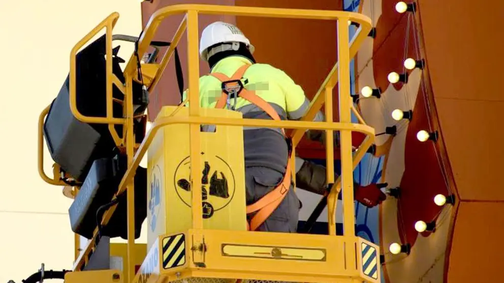 Un trabajador en tareas de montaje en una feria