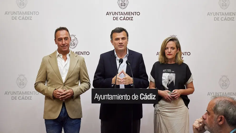 El alcalde de C&aacute;diz Bruno Garc&iacute;a, en el centro de la imagen, junto a Maite Gonz&aacute;lez y Jos&eacute; Manuel Cossi