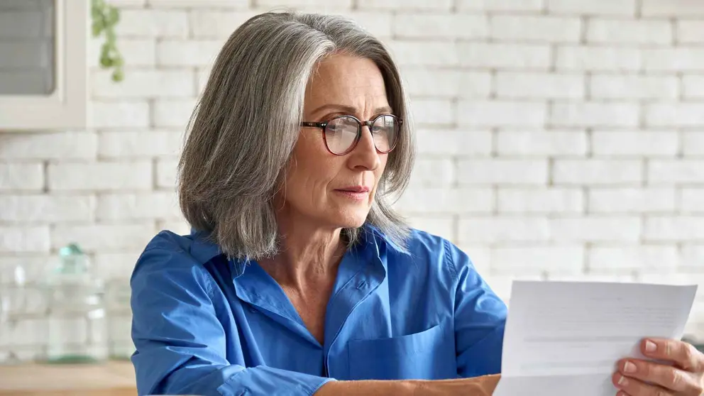 Una pensionista comprueba el estado de su pensi&oacute;n de viudedad