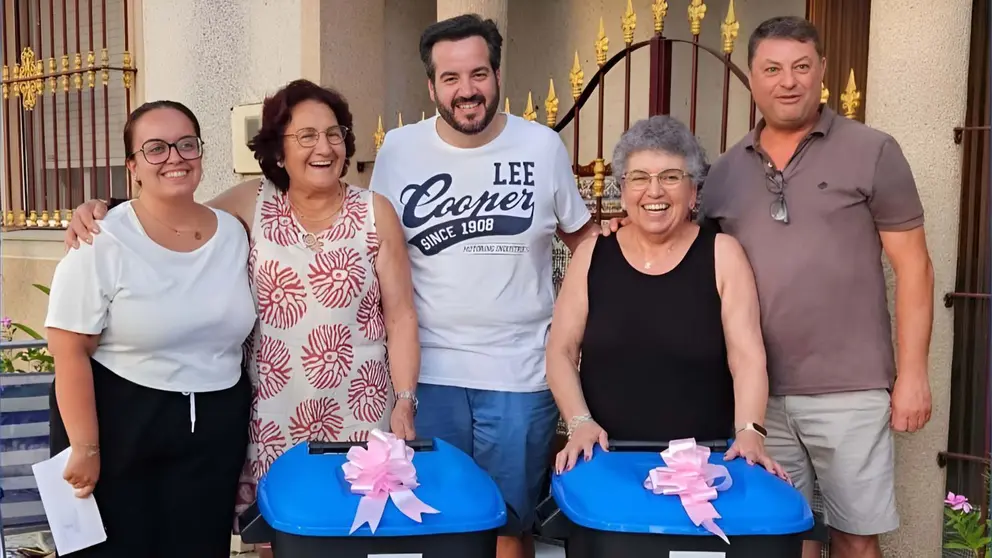 Ricardo S&aacute;nchez, alcalde de Estella del Marqu&eacute;s, junto a dos de las beneficiarias de recibir contenedores de basura