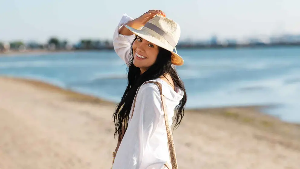 Una mujer vestida de Primark por el paseo mar&iacute;timo de una playa