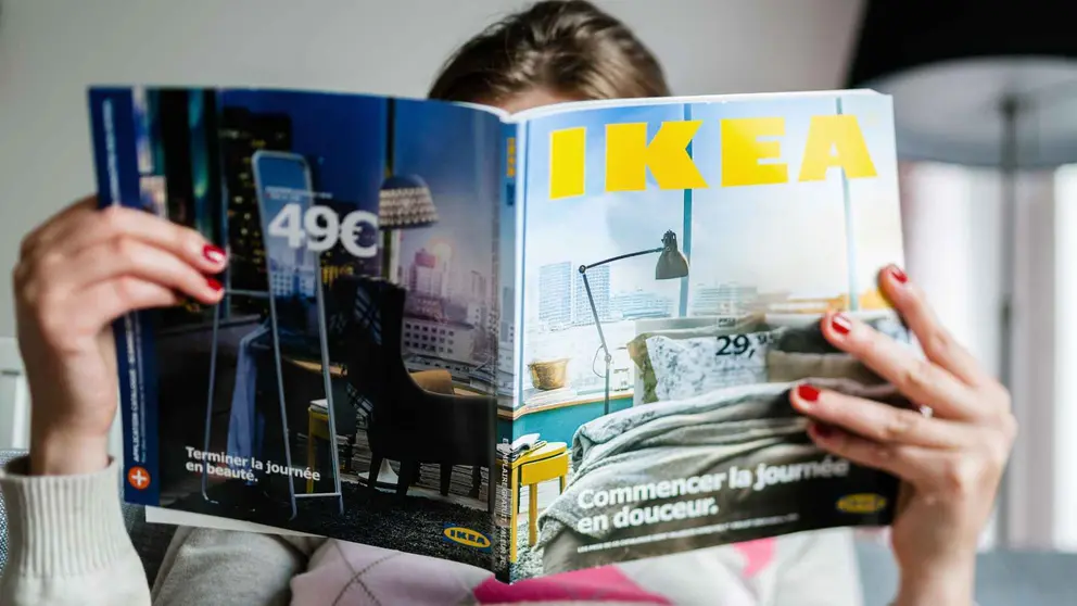 Clienta con un cat&aacute;logo de Ikea