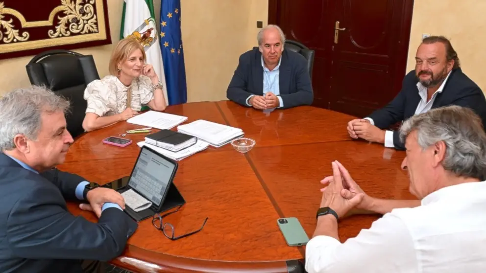 La alcaldesa coordina nuevas estrategias de colaboraci&oacute;n con la Real Academia de Gastronom&iacute;a