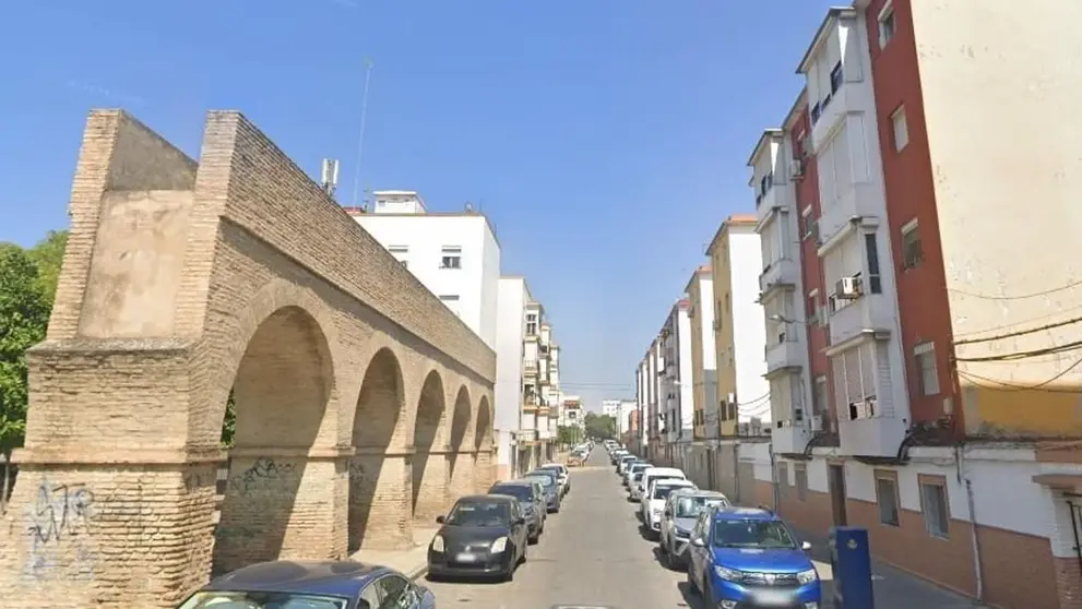 Vista de las viviendas de la calle Cig&uuml;e&ntilde;a de Los Pajaritos, junto a los restos del antiguo acueducto de Sevilla