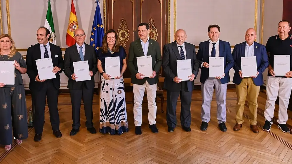 Juanma Moreno ha presidido la firma del acuerdo