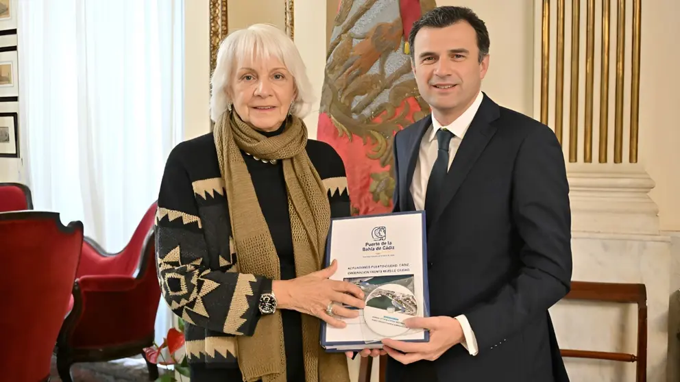 Te&oacute;fila Mart&iacute;nez junto a Bruno Garc&iacute;a durante el acto de entrega del proyecto de urbanizaci&oacute;n del Muelle Ciudad