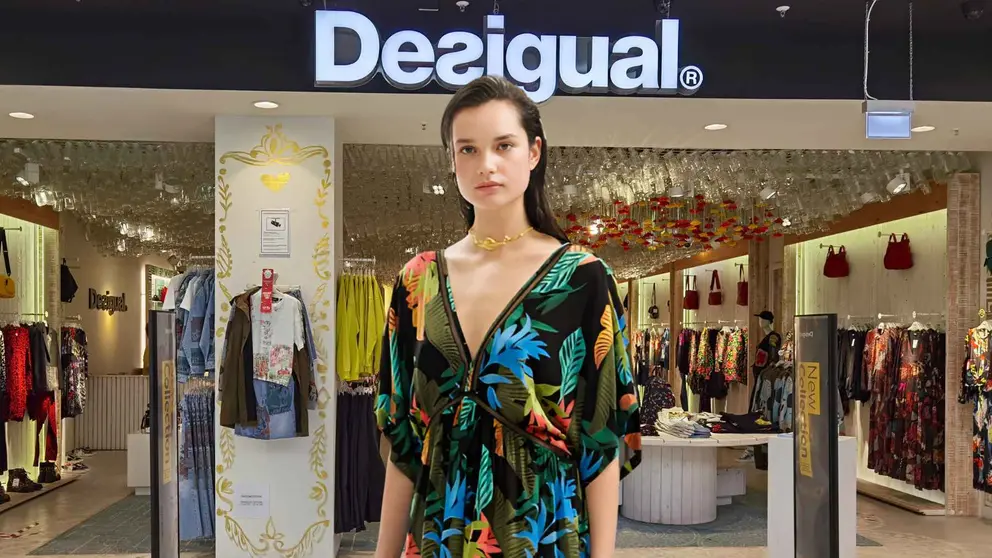 Una mujer a la moda en una tienda de Desigual
