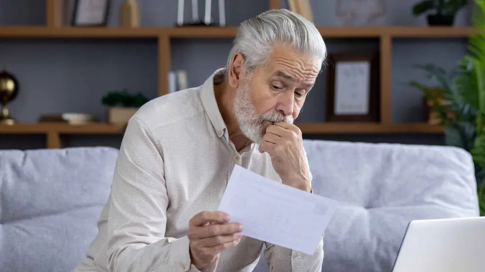 Un pensionista comprueba el estado de su pensi&oacute;n de Seguridad Social