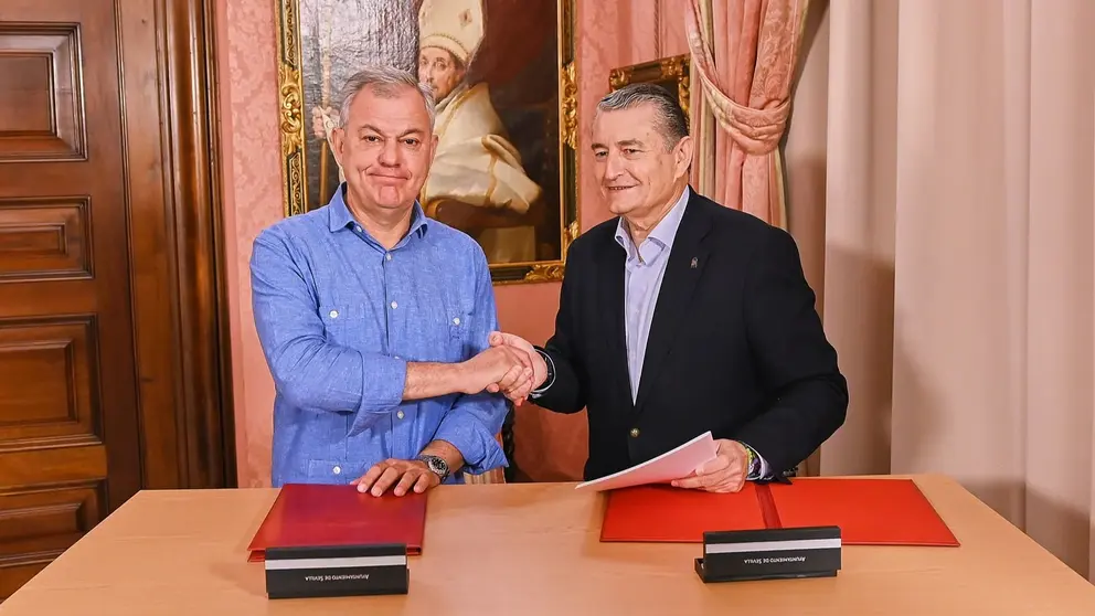 Antonio Sanz y Jos&eacute; Luis Sanz, durante la firma del acuerdo | Salvador L&oacute;pez Medina