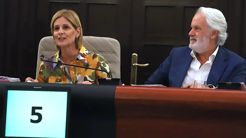 Mar&iacute;a Jos&eacute; Garc&iacute;a-Pelayo y Agust&iacute;n Mu&ntilde;oz durante la sesi&oacute;n de Pleno