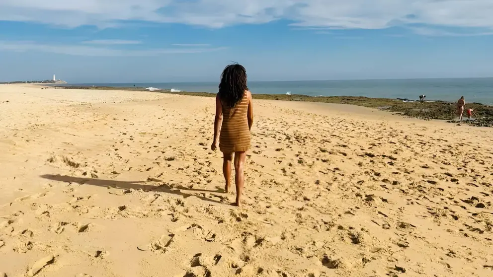 Rosario Flores en la playa de Zahora