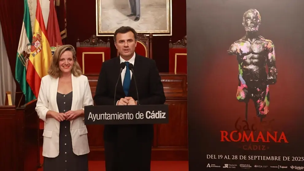 Bruno Garc&iacute;a y Maite Gonz&aacute;lez durante la presentaci&oacute;n del cartel de C&aacute;diz Romana | G.C.