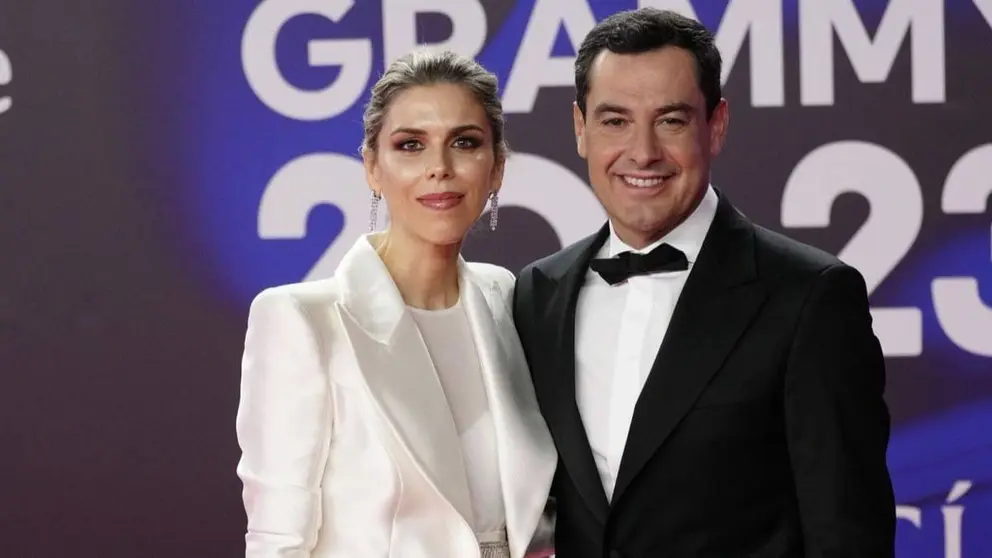 Juanma Moreno, junto a su mujer Manuela Villena