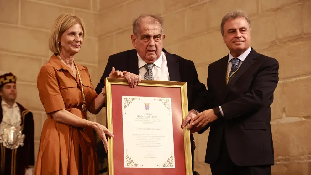 Jer&oacute;nimo Rold&aacute;n, en el centro de la imagen, tras recibir el galard&oacute;n | G.C.