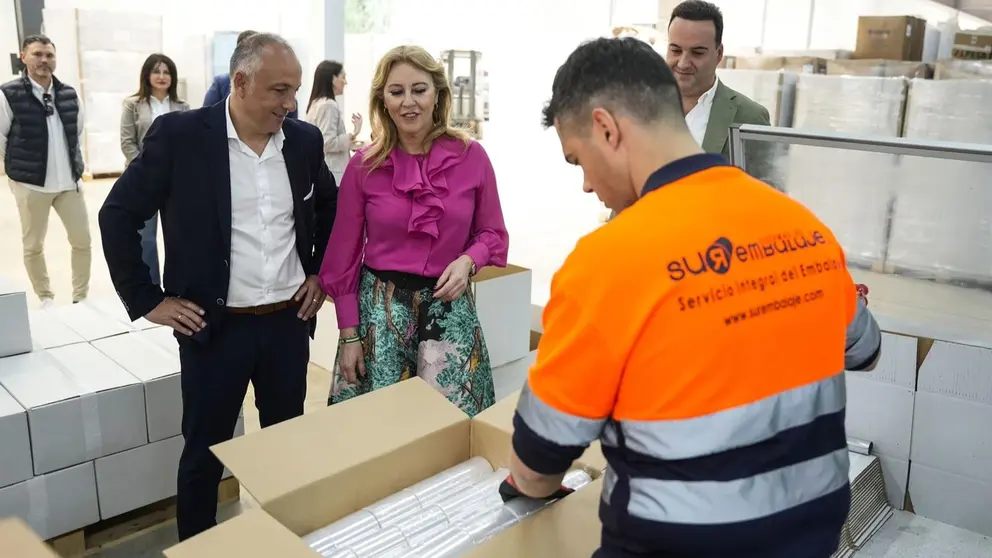 La consejera Carolina Espa&ntilde;a, durante una visita a una empresa de embalaje
