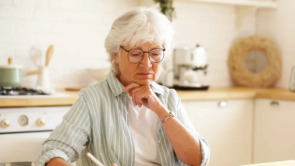 Una pensionista revisa el estado de su pensi&oacute;n de jubilaci&oacute;n