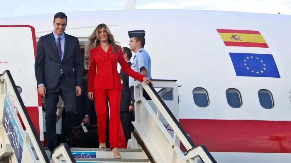 Pedro S&aacute;nchez y su esposa Bego&ntilde;a G&oacute;mez saliendo del Falcon en una imagen de archivo