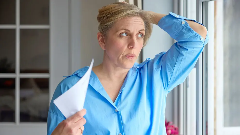 Mujer preocupada por sus deudas