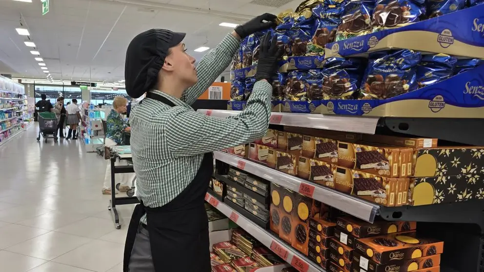 Trabajadores de Mercadona reponiendo en un supermercado | El MIRA