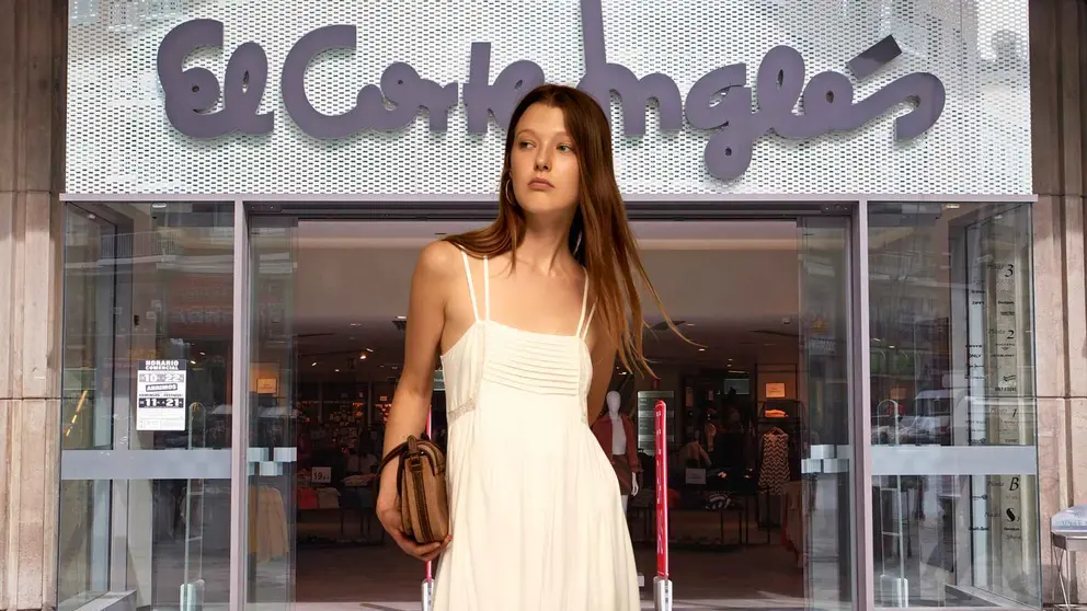 Una mujer a la moda en una tienda de El Corte Ingl&eacute;s