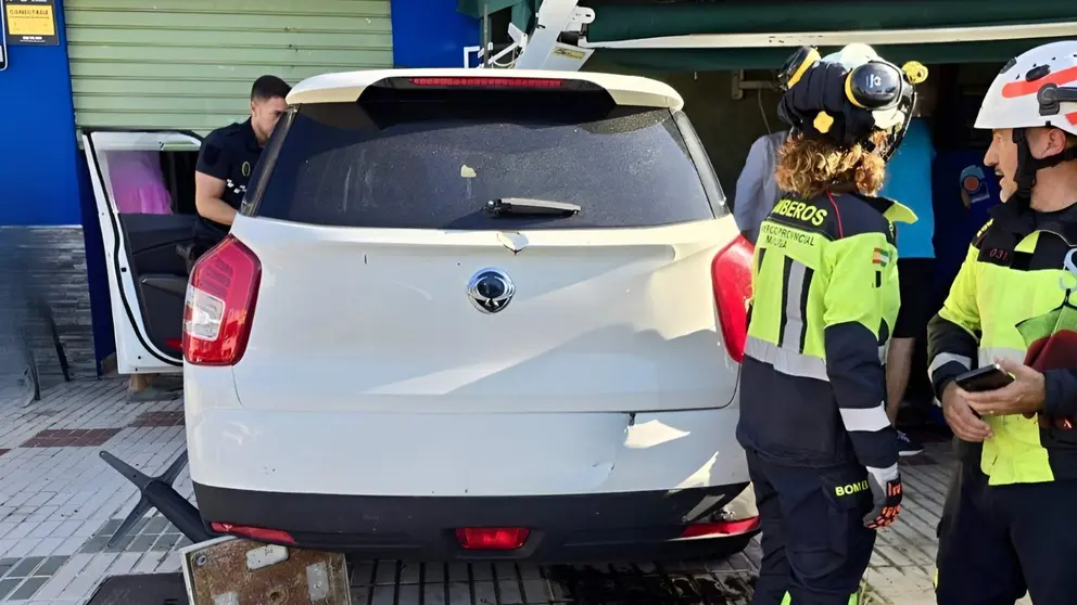 El coche accidentado en la cafeter&iacute;a