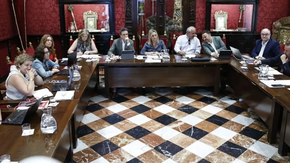 La alcaldesa Marifr&aacute;n Carazo, en el centro de la imagen