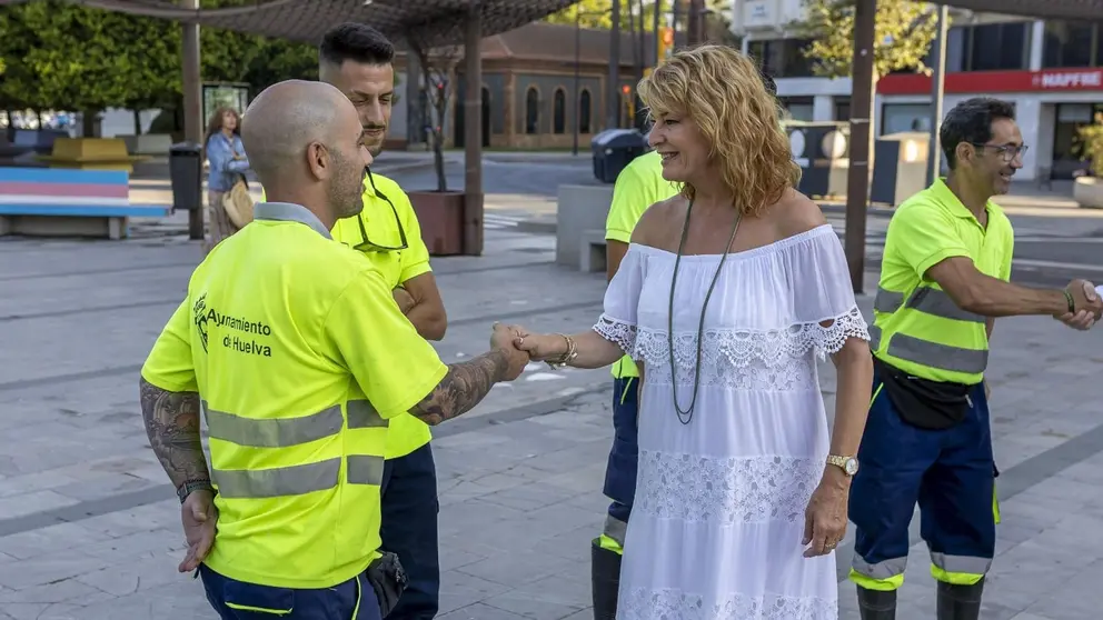 Pilar Miranda estrecha la mano de uno de los trabajadores del servicio de limpieza del Ayuntamiento de Huelva