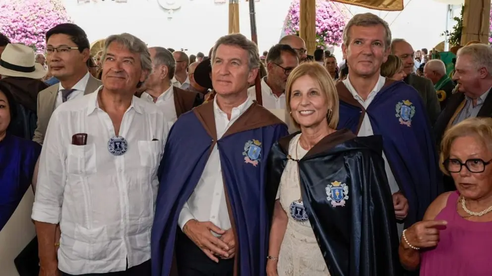 Garc&iacute;a-Pelayo recibe la capa de Dona Do Albari&ntilde;o