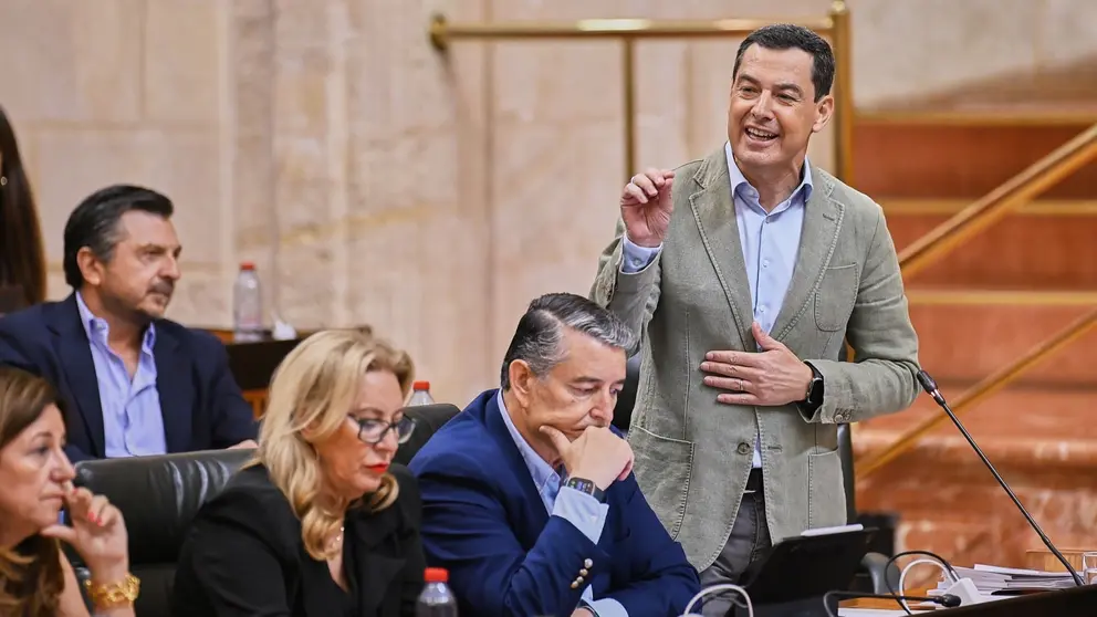Juanma Moreno durante la pasada sesi&oacute;n de control en el Parlamento de Andaluc&iacute;a | Salvador L&oacute;pez Medina