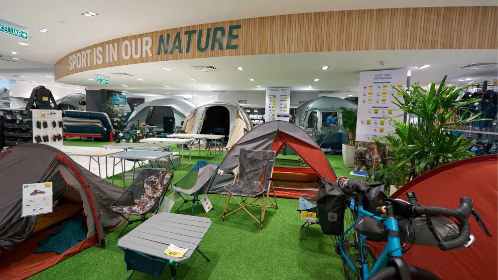 Interior de una tienda Decathlon