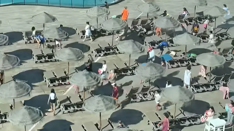 Hamacas junto a la piscina del hotel, Almer&iacute;a - Tik Tok