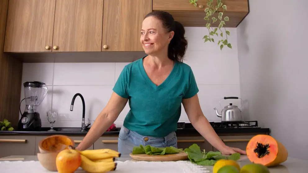 Mujer ama de casa en la cocina