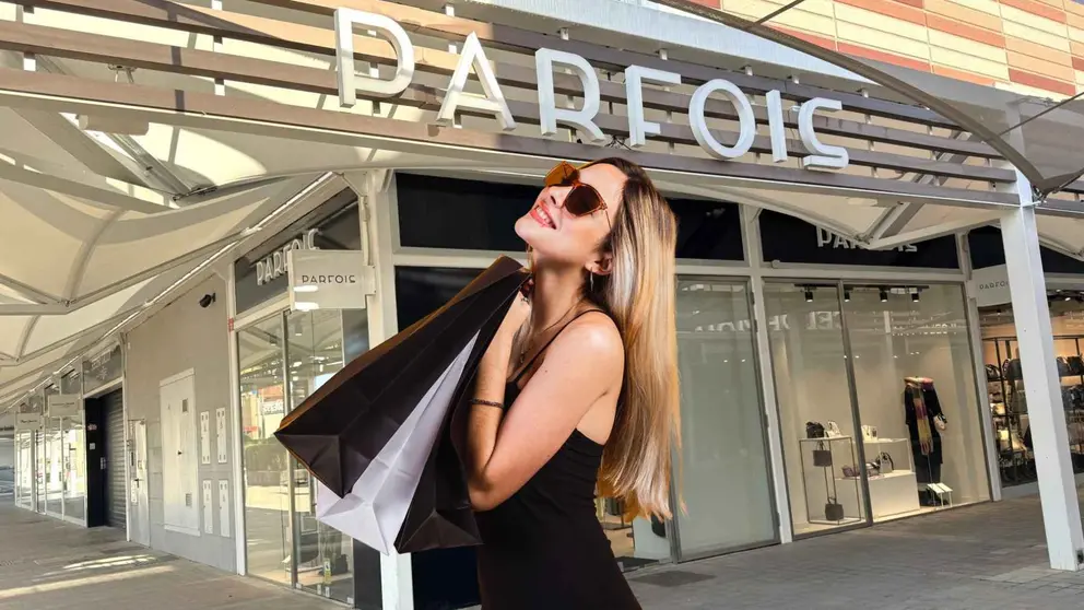 Una mujer frente a una tienda de Parfois