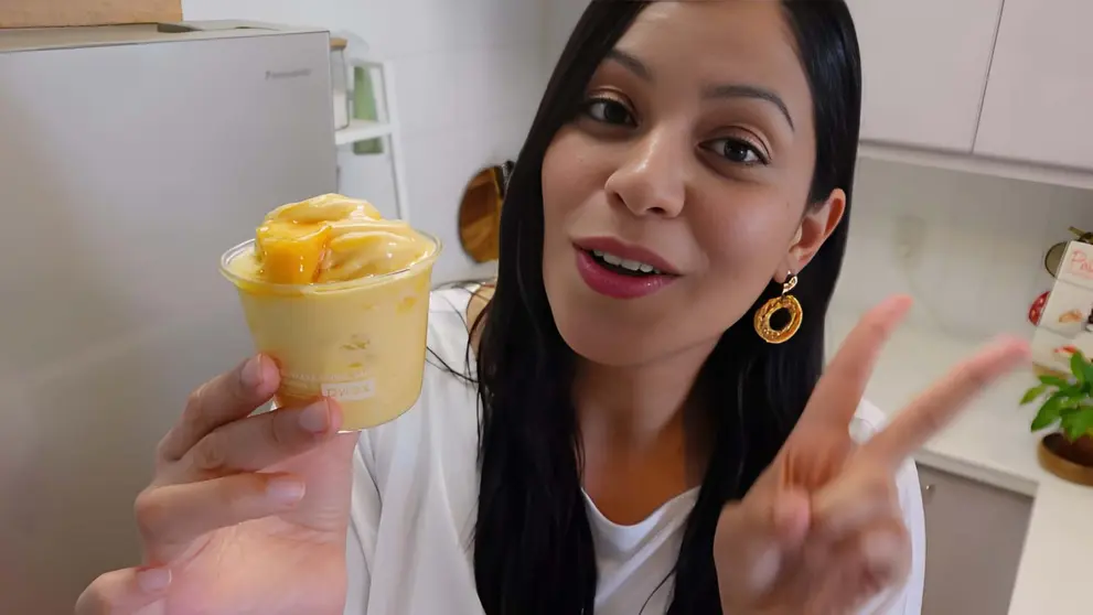 Auxi, en su canal PostresSaludables de Youtube, prepara un helado cremoso con solo 2 ingredientes