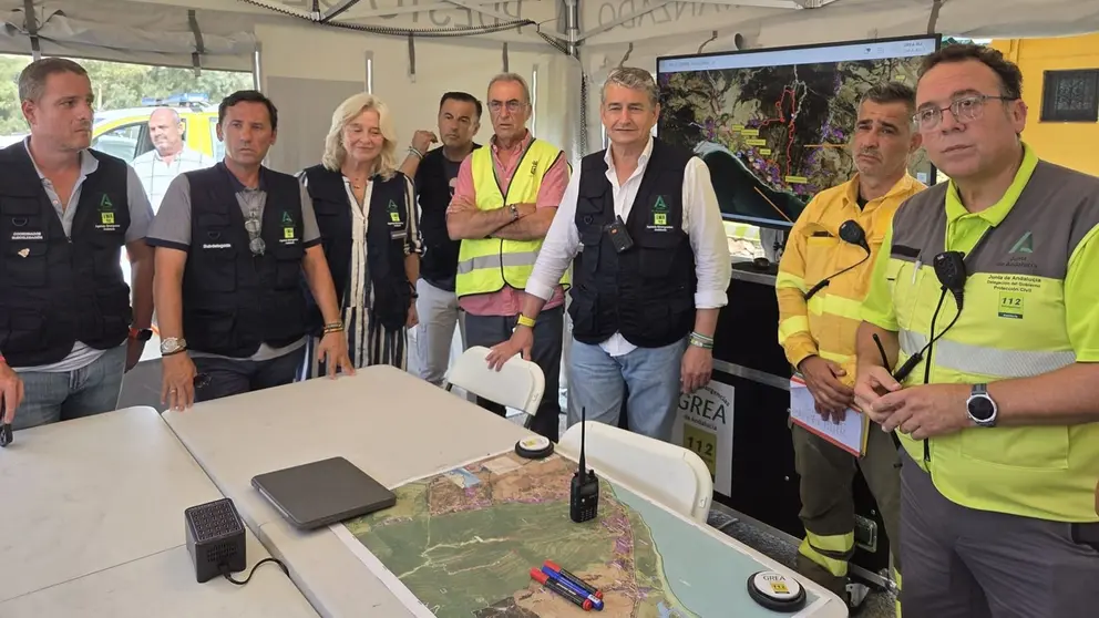 Antonio Sanz, en una imagen reciente comandando el dispositivo para luchar contra el incendio en Tarifa