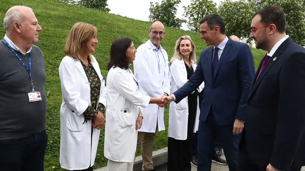Pedro S&aacute;nchez, durante una visita a un hospital