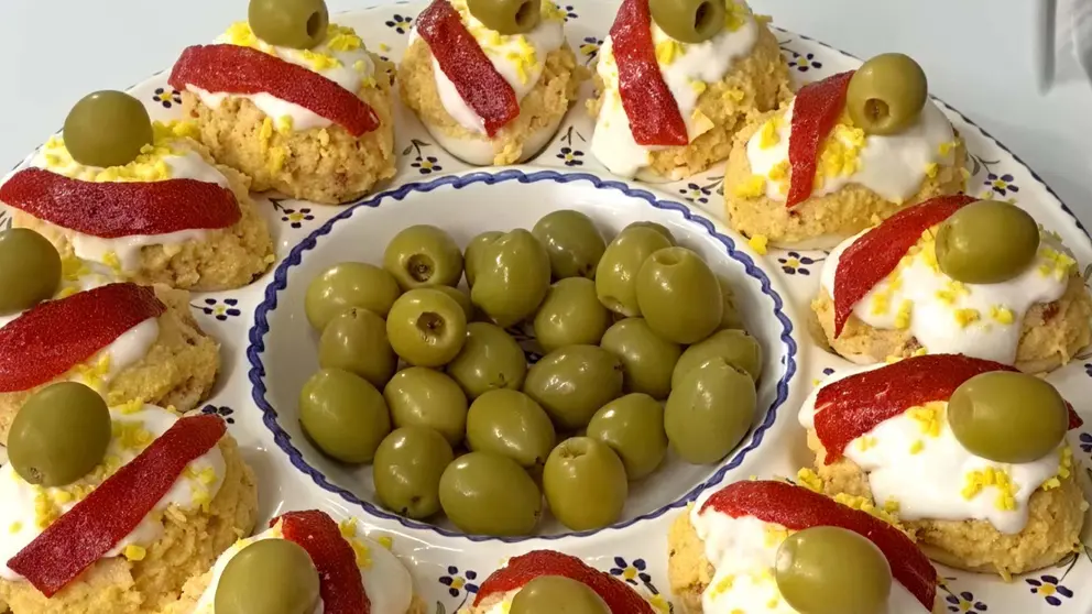Huevos rellenos de bonito y piquillos, la receta tradicional que no falla en reuniones