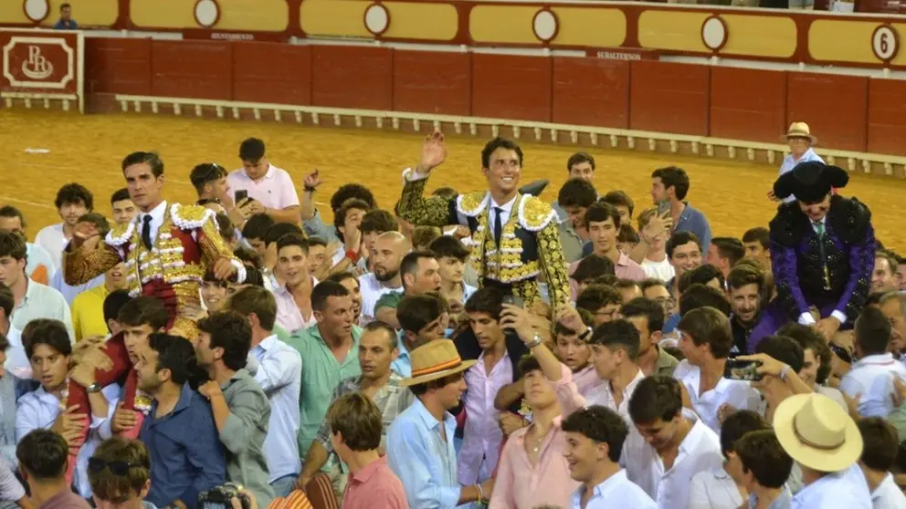 Los tres a hombros I Bre&ntilde;a