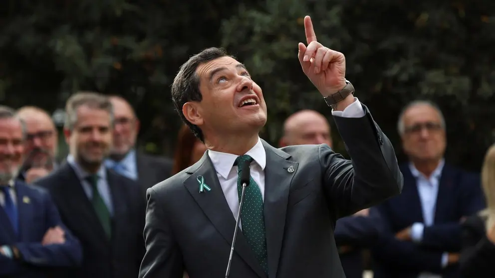 Juanma Moreno, durante un homenaje a la bandera andaluza
