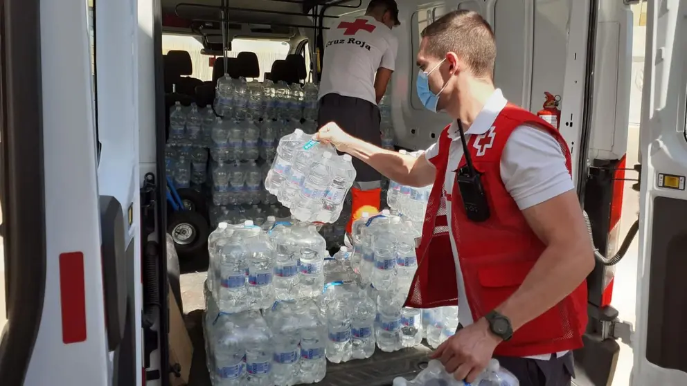 Reparto de botellas de agua