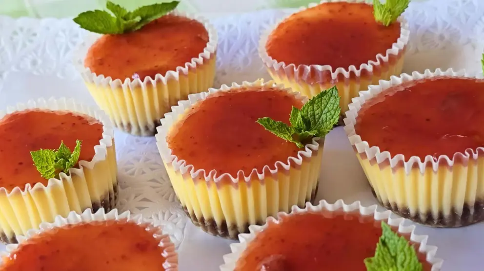 La receta expr&eacute;s de mini tartas de queso con mermelada y base de galleta de Anna Carretero