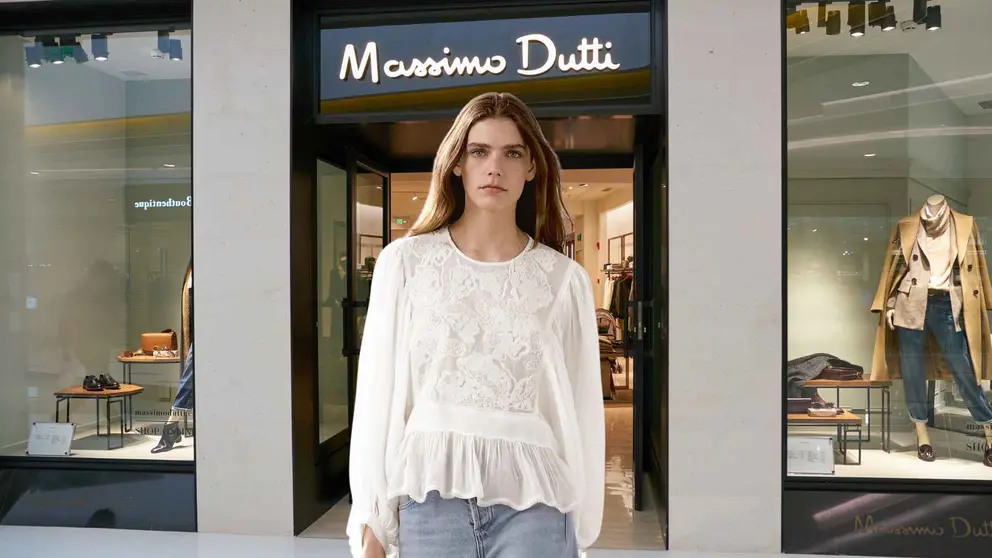 Blusa fluida con bordados peplum de Massimo Dutti